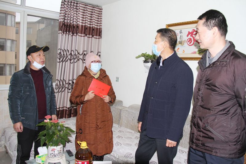 水利厅副厅长张强言一行莅临工程局公司看望慰问困难职工