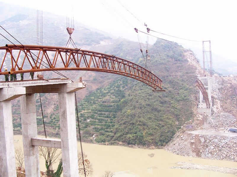 湖北香溪河大桥180米拱架吊装