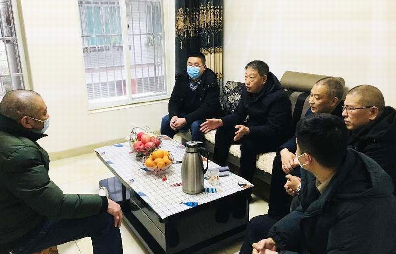 集团董事罗国书到建设公司慰问“一对一”帮扶困难职工