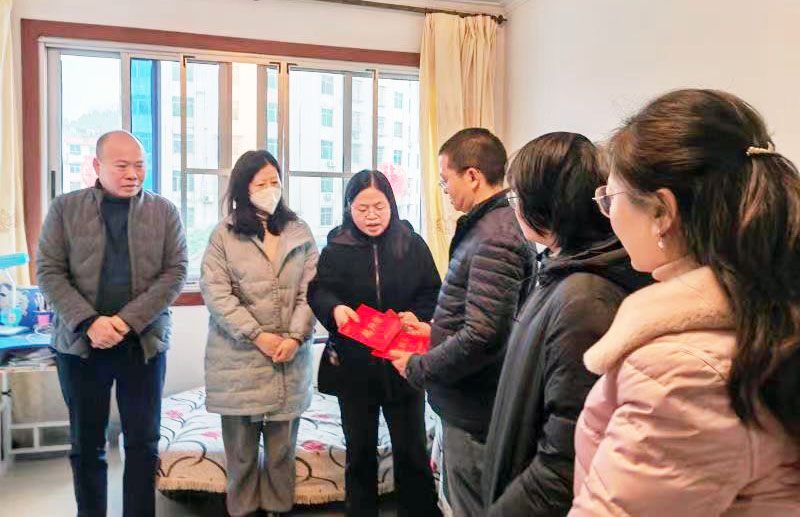 集团副总经理隆文非一行到建设公司慰问“一对一”帮扶困难职工暨开展安全检查指导工作
