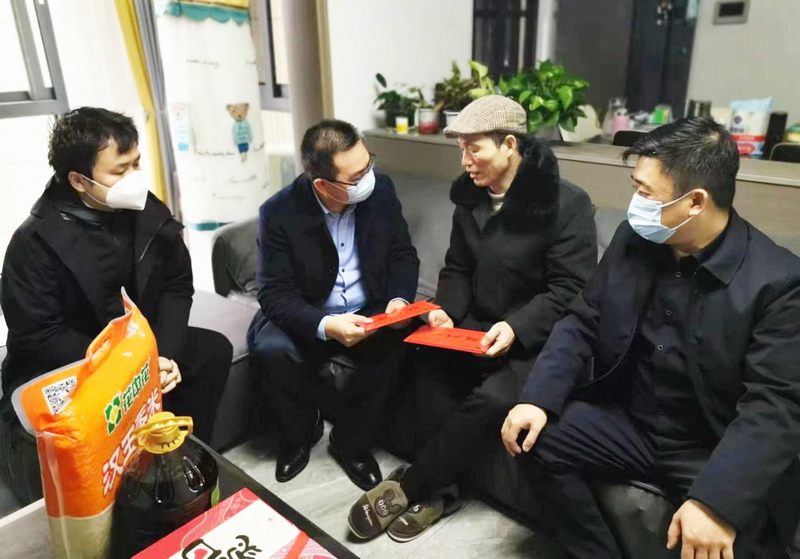 集团副总经理郑祖杰慰问“一对一”帮扶困难职工