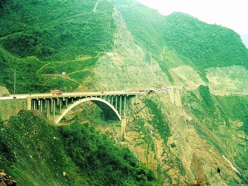 紫坪铺左岸公路蒲家山大桥