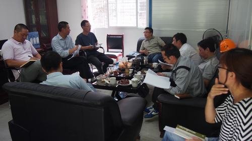 局总工程师汪辉德、办公室主任温庆生参加水洛河公司在施工现场组织召开的固滴项目生产调研会及全体职工大会