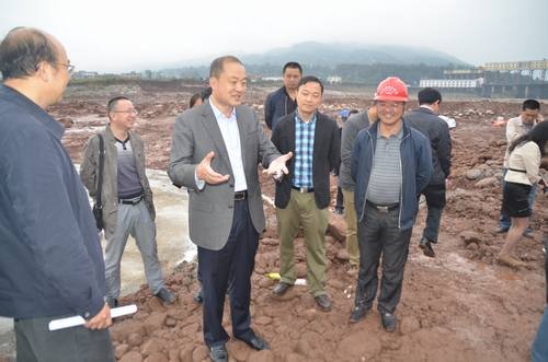 雅安市市长兰开驰到青衣江漏水洞应急处理施工现场检查工作 