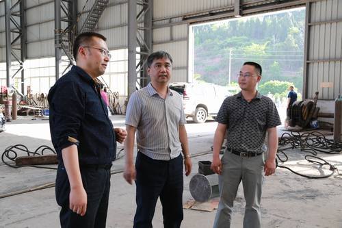 邬清富到机械厂视察指导工作