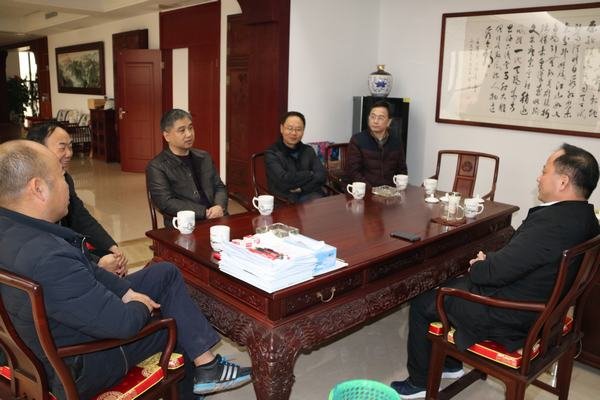 邬清富与龙头山航电枢纽投资开发有限公司董事长曾建斌举行会谈