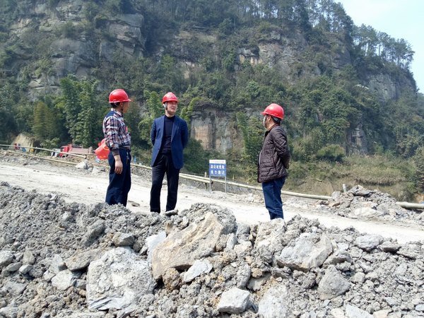 袁斌一行到威远引长入连工程项目部检查指导工作