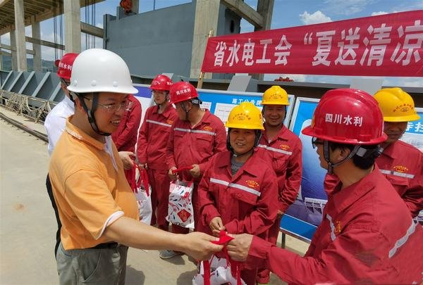 省水电工会张玉奎副主席一行到公司开展夏送清凉慰问活动
