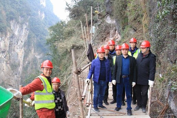 公司董事长代勇一行到“引大济岷”金鸡峡水库坝址勘探平硐项目检查指导工作