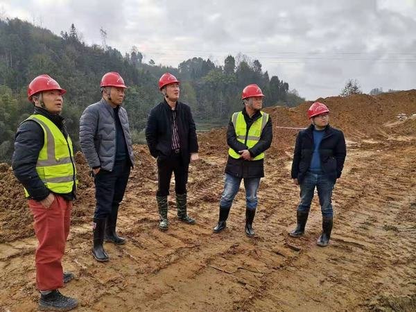公司总经理袁斌一行到土地滩水库项目开展督导工作