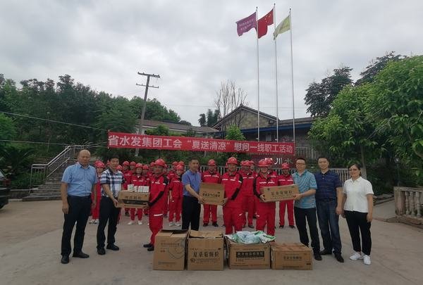 集团工会主席邬清富一行到工程局公司开展夏送清凉慰问活动