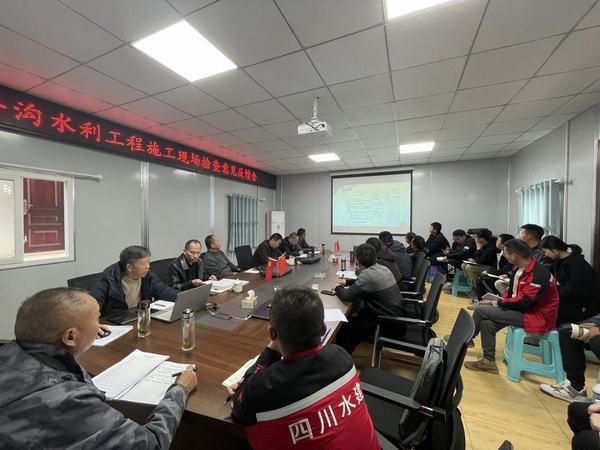 公司总经理袁斌一行到小井沟水利工程项目检查工作
