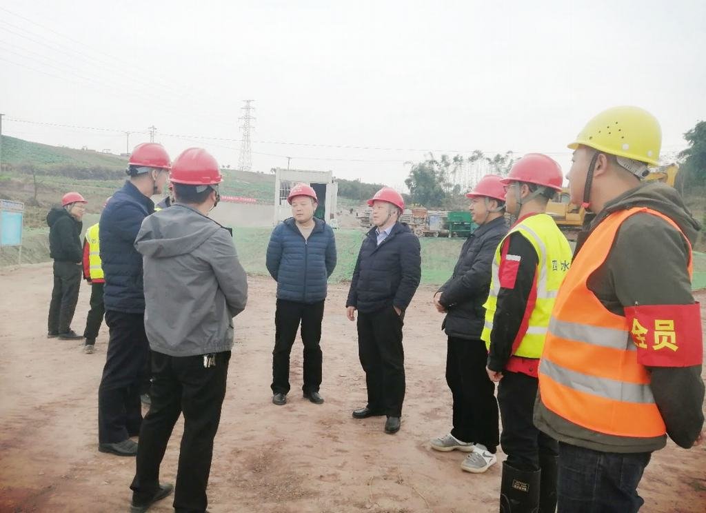水发集团总工程师黄永沾一行到小井沟支渠项目开展现场安全及农民工工资检查督导工作