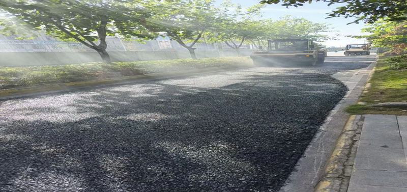 小井沟支渠项目城区改线段进入路面摊铺阶段