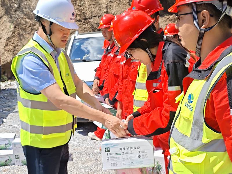集团工会主席唐克飞一行慰问公司参加“7˙20”山洪地质灾害抢险救灾一线职工