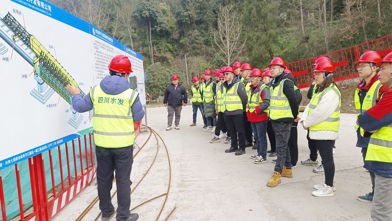 三分公司在亭子口项目举行高大渡槽施工工艺、施工技术学习交流活动