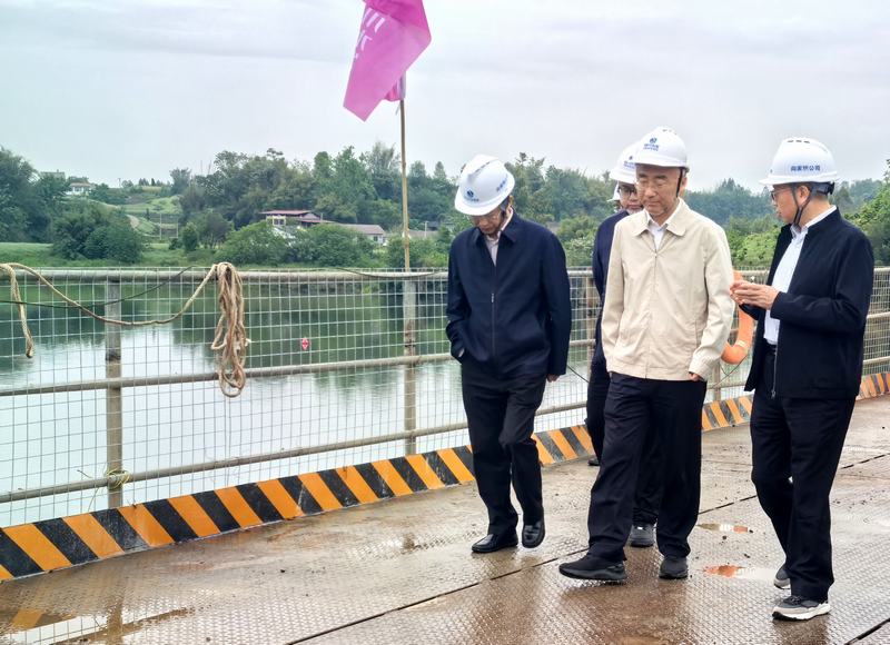 曹斌赴向家坝灌区北总干渠一期二步工程沱江管桥调研